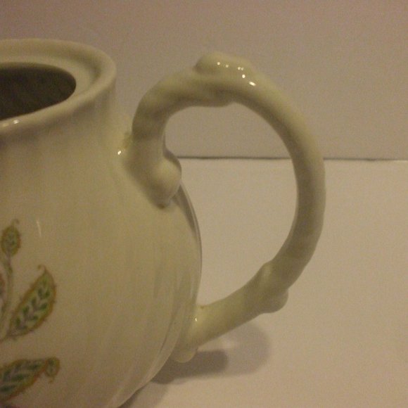 Teapot White Porcelain With Pink Flower Motifs - Picture 3 of 3